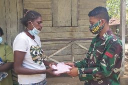 RI-PNG border security personnel in Merauke donate clothing to locals