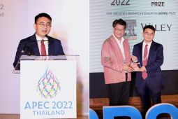 Scientist specializing in sustainability bags APEC Science Prize