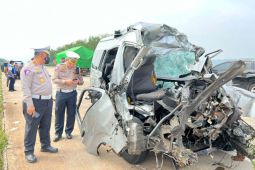 Seven dead after minibus collides with truck in Central Java