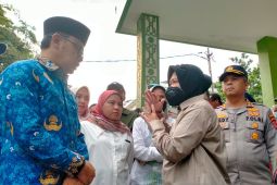Minister visits Bogor landslide victims to ensure their safety