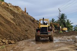 Ministry reopens landslide-hit Majene-Mamuju road section