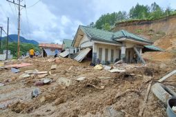 Central Aceh landslide damages four houses in Uning Village