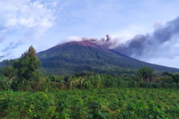 Mount Kerinci ejects 200-meter-high column of volcanic ash