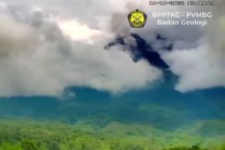 Mount Merapi spews 1,000m hot clouds twice toward Boyong River