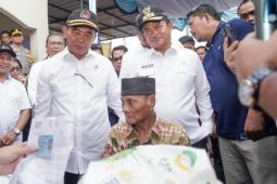 Minister Effendy distributes rice aid in N Sumatra’s Medan